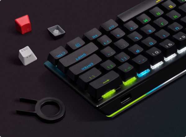 60% 무선 키보드 옆에 있는 맞춤형 키캡.