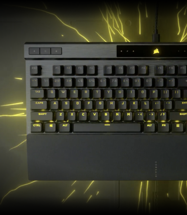 Bildversion für Mobilgeräte der eingeschalteten mechanischen Gaming-Tastatur CORSAIR K70 RGB PRO mit CORSAIR AXON-Technologie, umgeben von elektrischen Wellen.