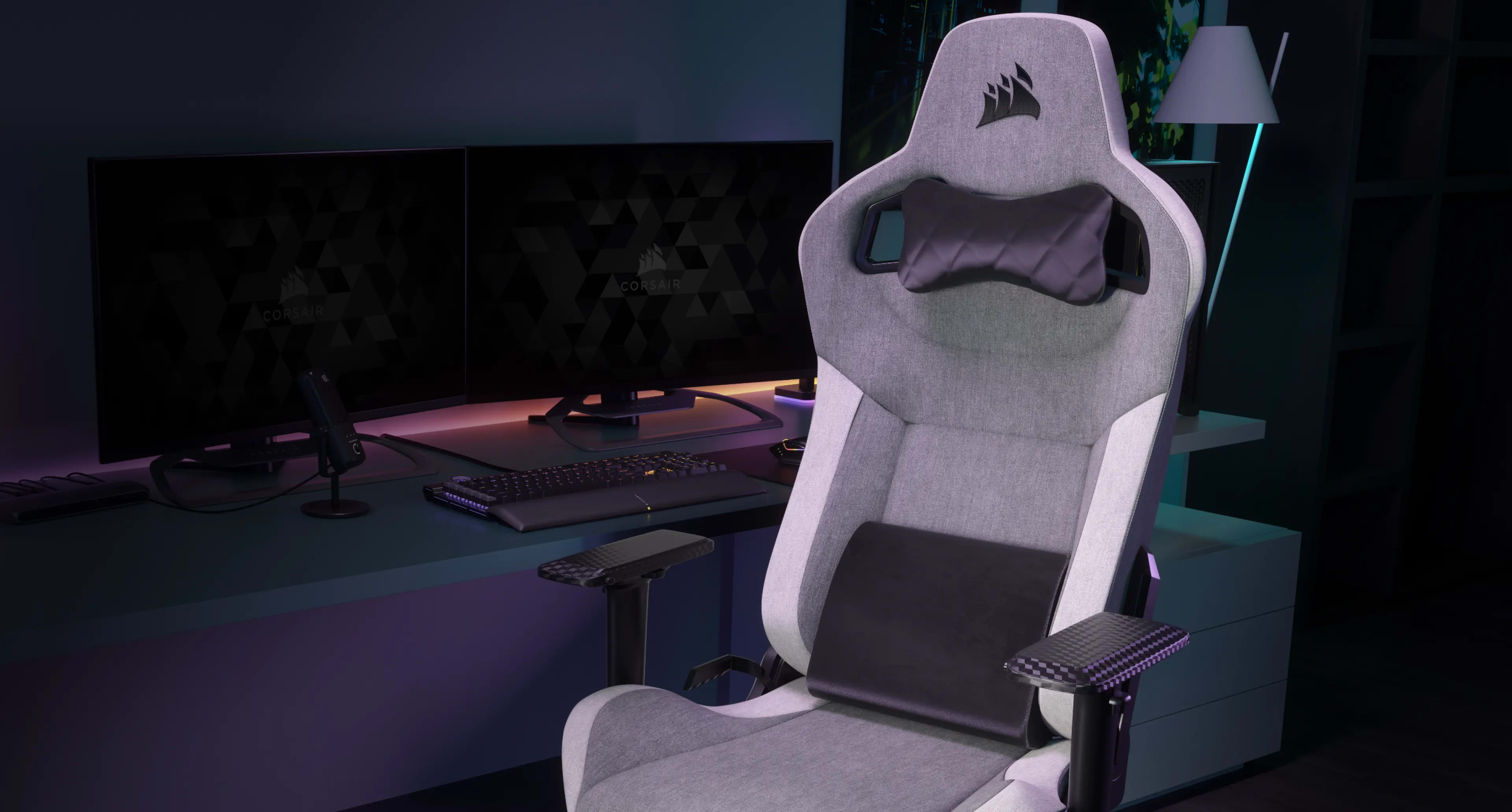 Silla gaming Corsair T3 RUSH gris y blanca en setup