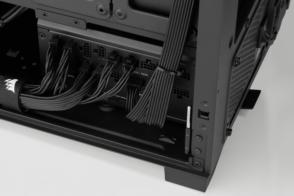Corsair rm1200x shift | 1200w atx 3. 1 pcie 5. 1 | 80 plus gold | popolnoma modularen napajalnik 4 Corsair rm1200x shift vgrajen v računalniško ohišje s stranskim priklopom kablov