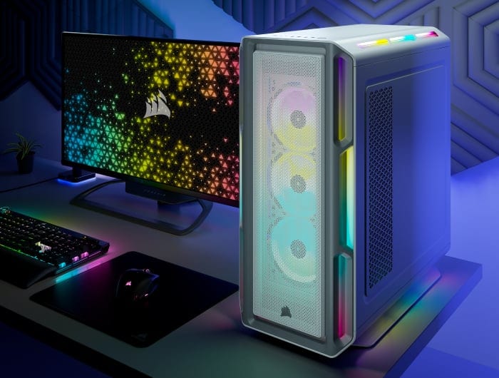 Corsair 5000t rgb belo gaming ohišje na mizi v moderni setup postavitvi