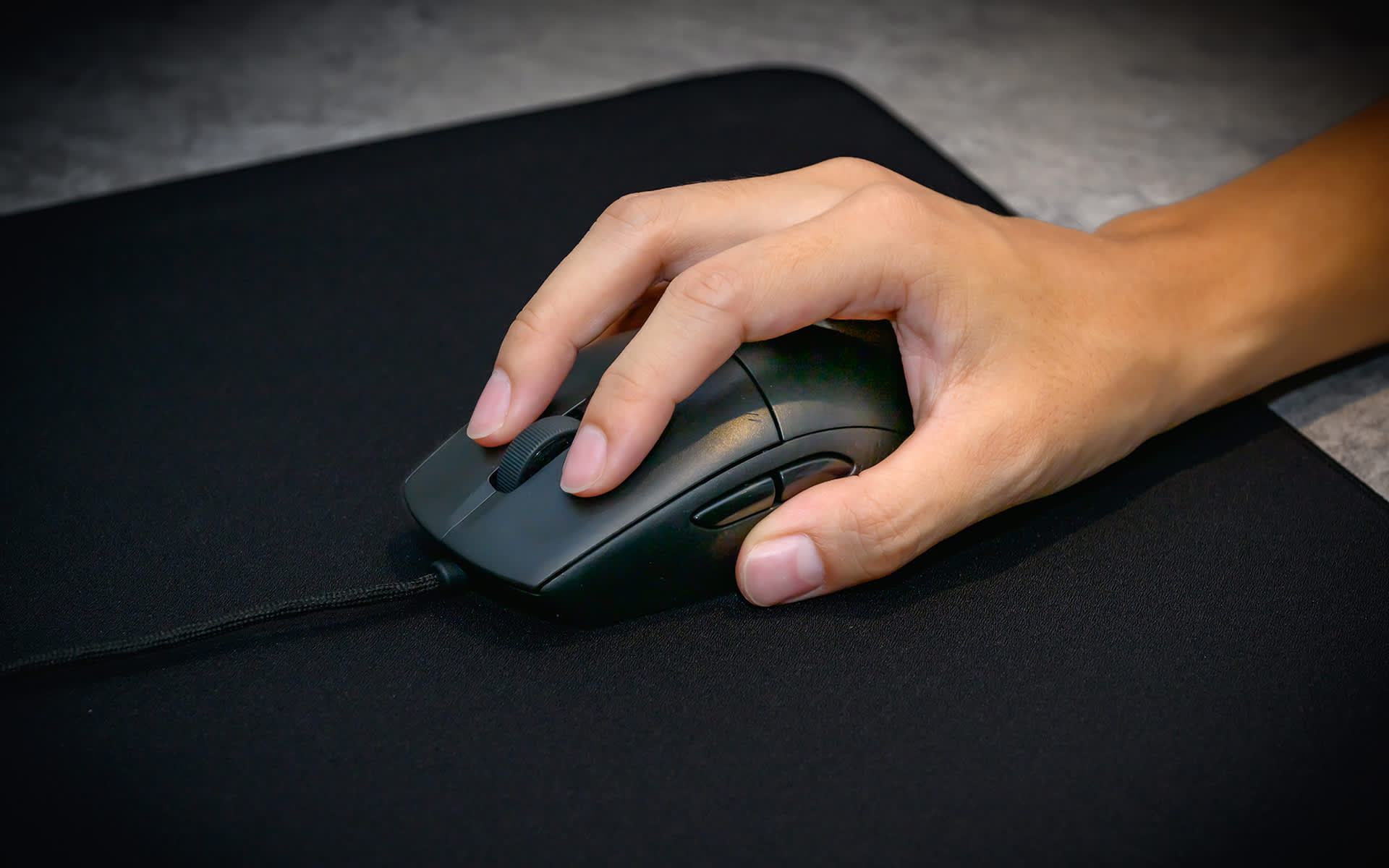 Corsair m55 gaming miška v uporabi pri igranju
