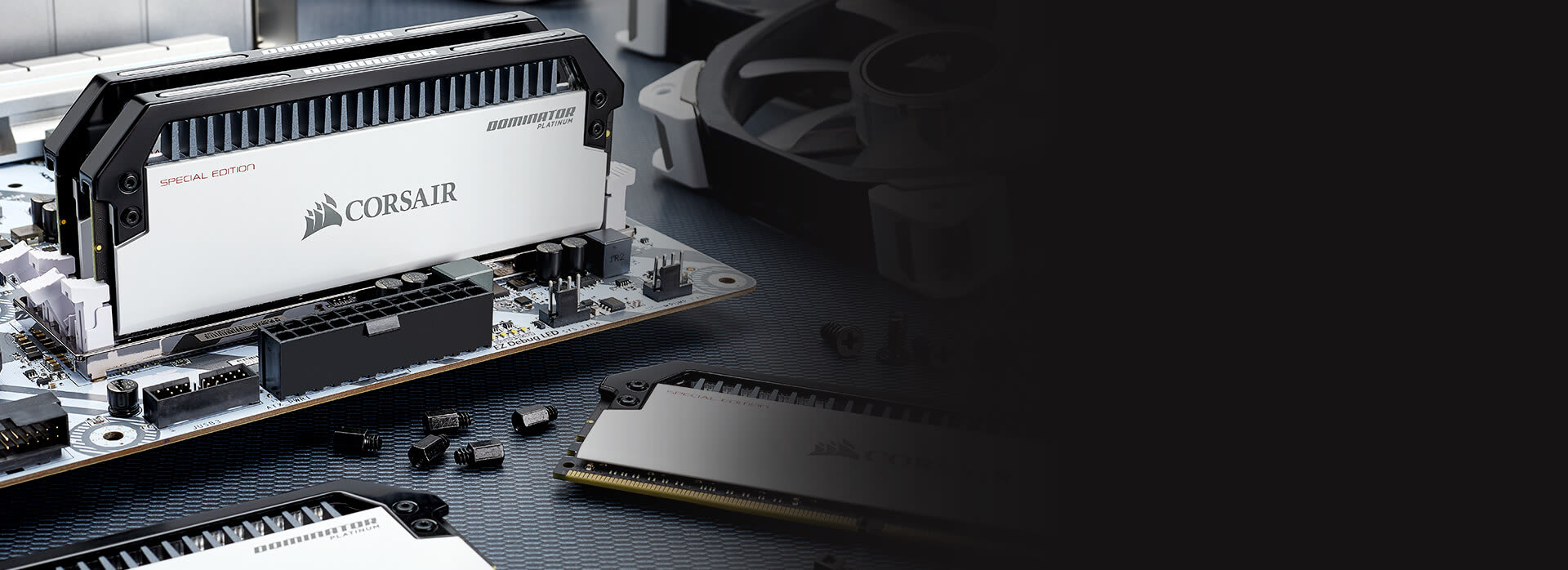 DOMINATOR® PLATINUM Special Edition CONTRAST 32GB (2x16GB) DDR4