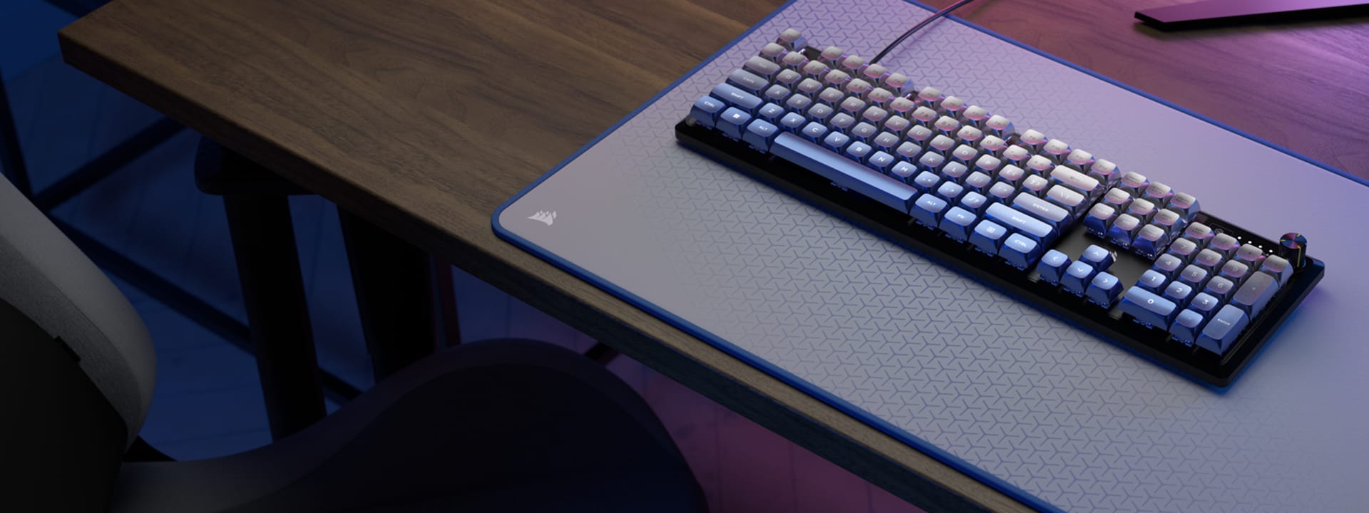 パームレスト付き K70 CORE SE RGB メカニカルゲーミングキーボード — ホワイト