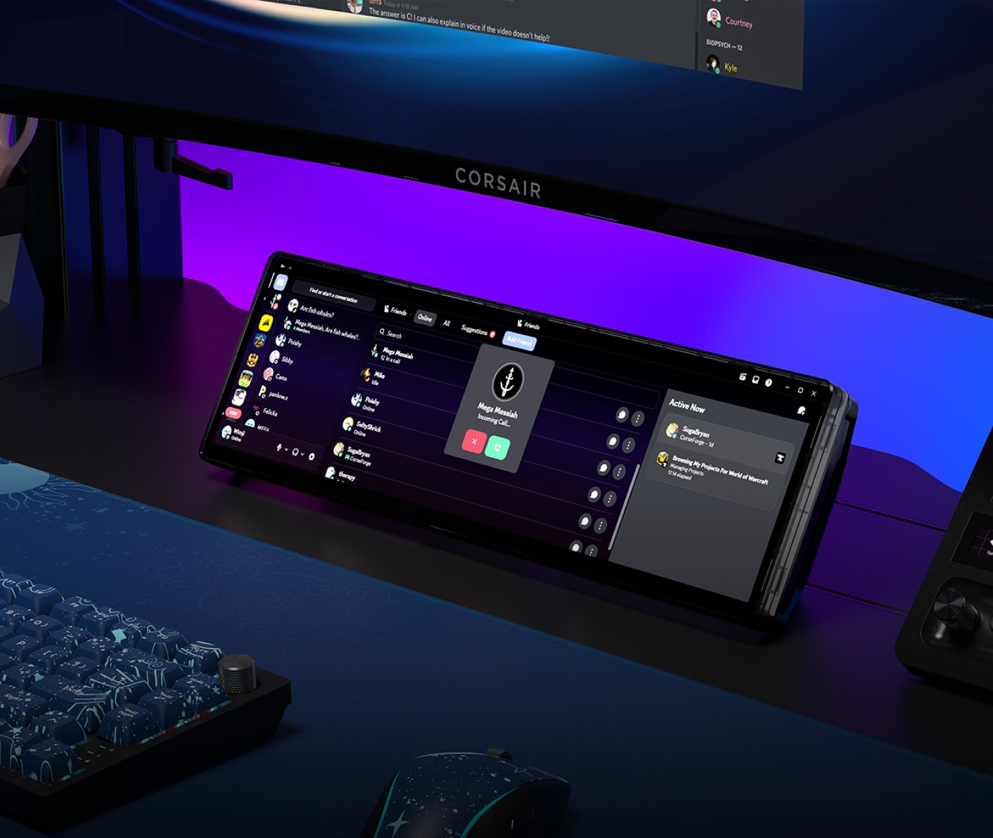 Écran tactile ultrawide CORSAIR XENEON EDGE affichant des widgets, utilisé par un utilisateur sur un bureau gaming.